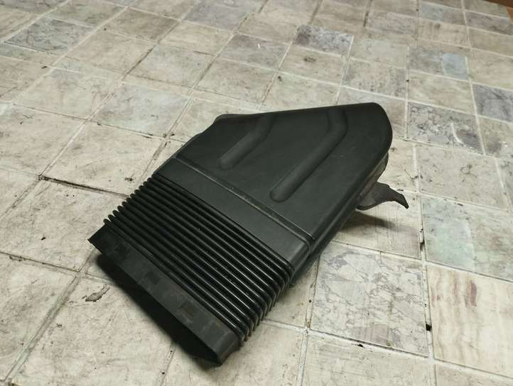 Audi A4 (2004 - 2009)  8E0129617D Деталь (детали) канала забора воздуха