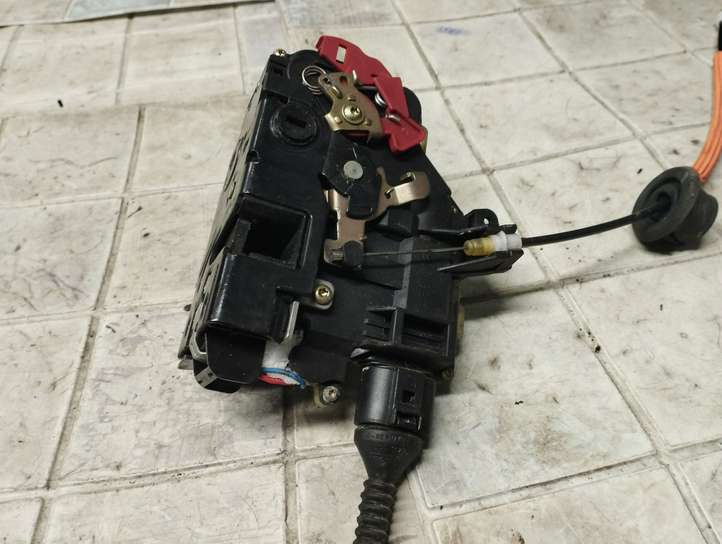 Audi A4 (2004 - 2009)  8E0839015D Замок задней двери