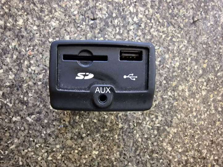 Fiat 500L (2013 - )   Разъем USB
