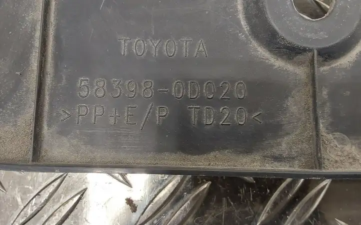 Toyota Yaris (2019 - ) 583980D020 Защита заднего бампера — фото 2