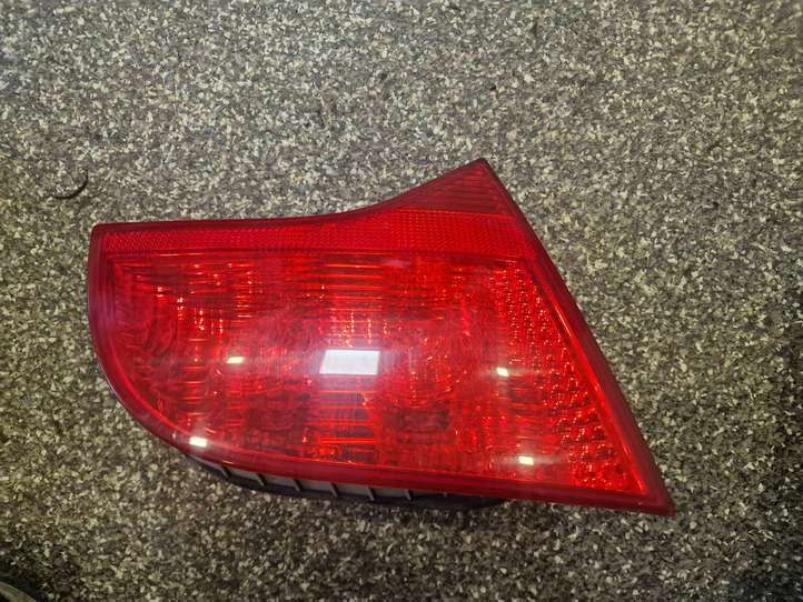 Audi A4 (2004 - 2009)   Задний фонарь в крышке багажника