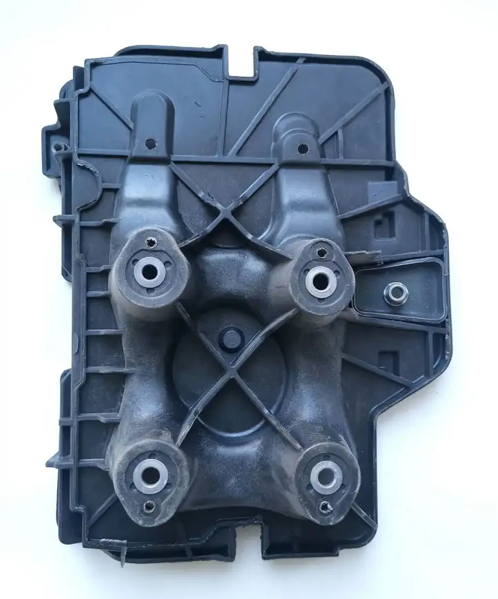 Volkswagen Golf IV (1998 - 2005) Площадка аккумулятора — фото 1