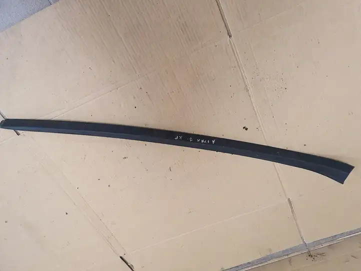 Opel Astra J (2009 - 2012) 13280301 Накладка стоек лобового стекла — фото 1