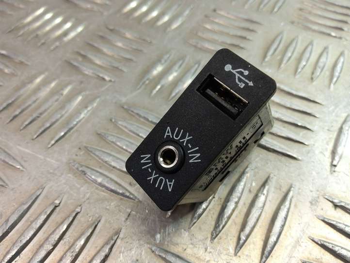 BMW 5 F10 F11 (2009 - 2016)  9237653 Разъем USB