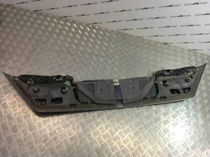 BMW 7 E65 E66 (2001 - 2008)  7042921 Обшивка крышки багажника