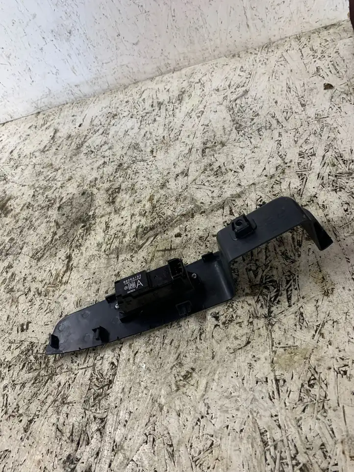 Mitsubishi Outlander (2007 - 2012) 8608a182 Кнопка стеклоподъемников — фото 1