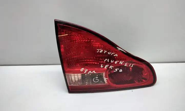 Toyota Avensis Verso (2001 - 2004) Задний фонарь в крышке багажника — фото 1