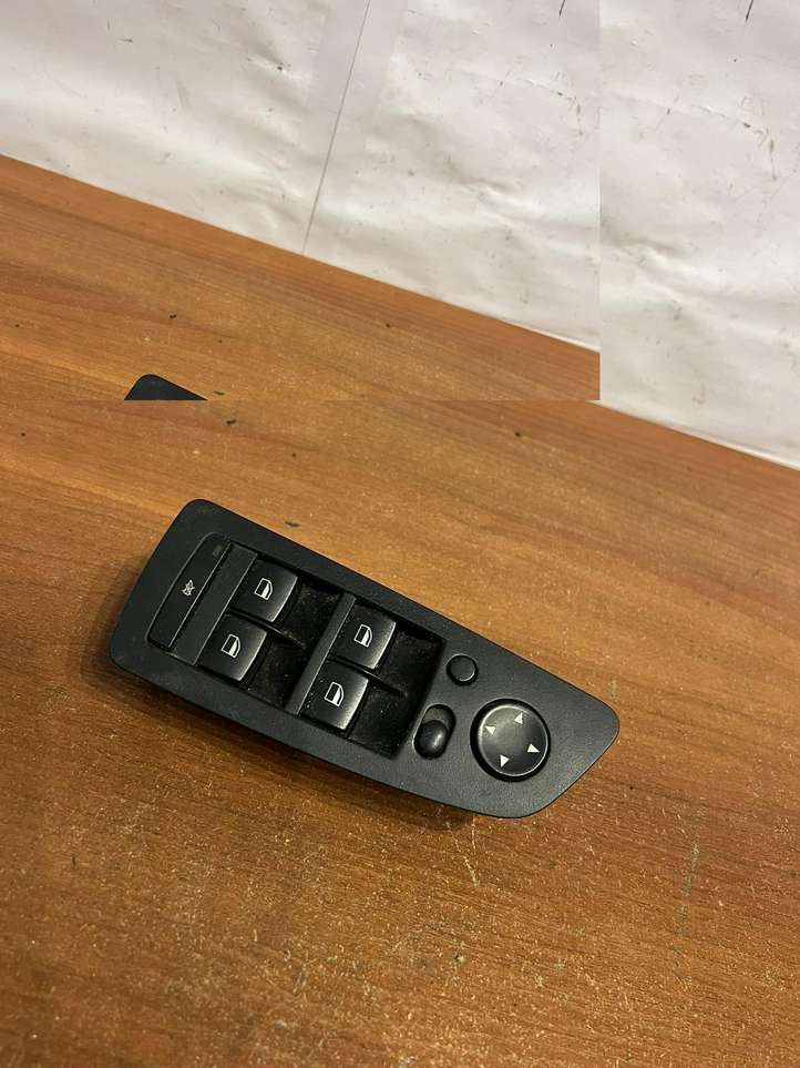 BMW 1 E81 E87 (2004 - 2011)  913207601 Кнопка крюка в багажнике