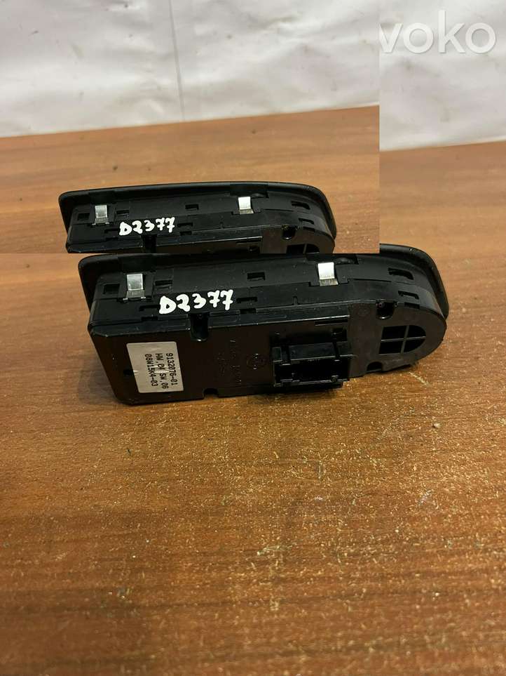 BMW 1 E81 E87 (2004 - 2011)  913207601 Кнопка крюка в багажнике