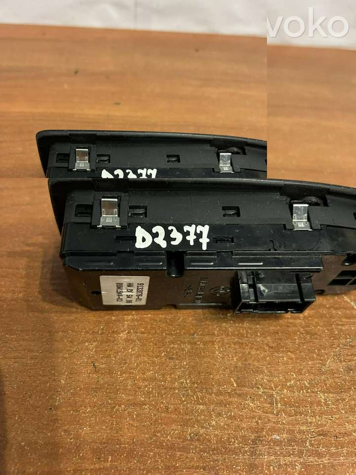 BMW 1 E81 E87 (2004 - 2011)  913207601 Кнопка крюка в багажнике
