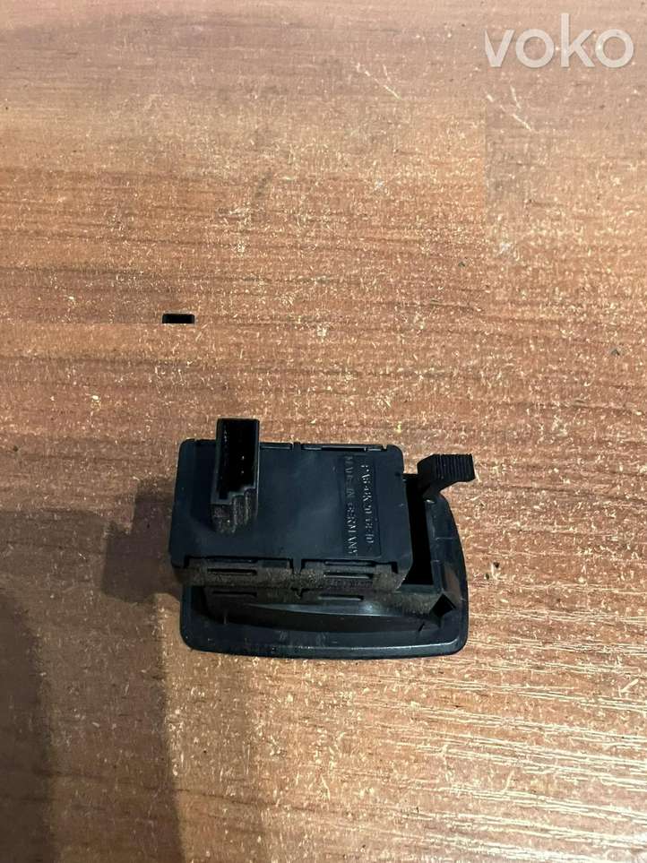 BMW 1 E81 E87 (2004 - 2011)  15939900 Кнопка крюка в багажнике