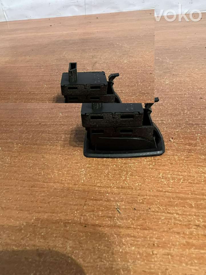 BMW 1 E81 E87 (2004 - 2011)  15939900 Кнопка крюка в багажнике