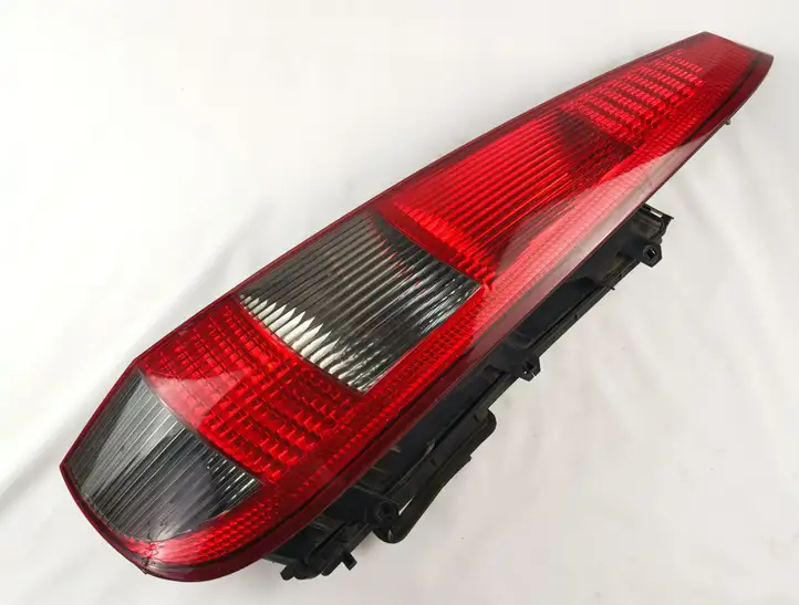 Ford Fiesta (2000 - 2005) 020025999000 Задний фонарь в кузове — фото 1
