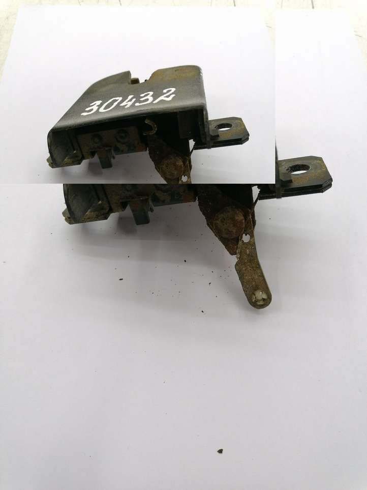 Volkswagen Golf IV (1998 - 2005)  1J6827505B Замок задней крышки