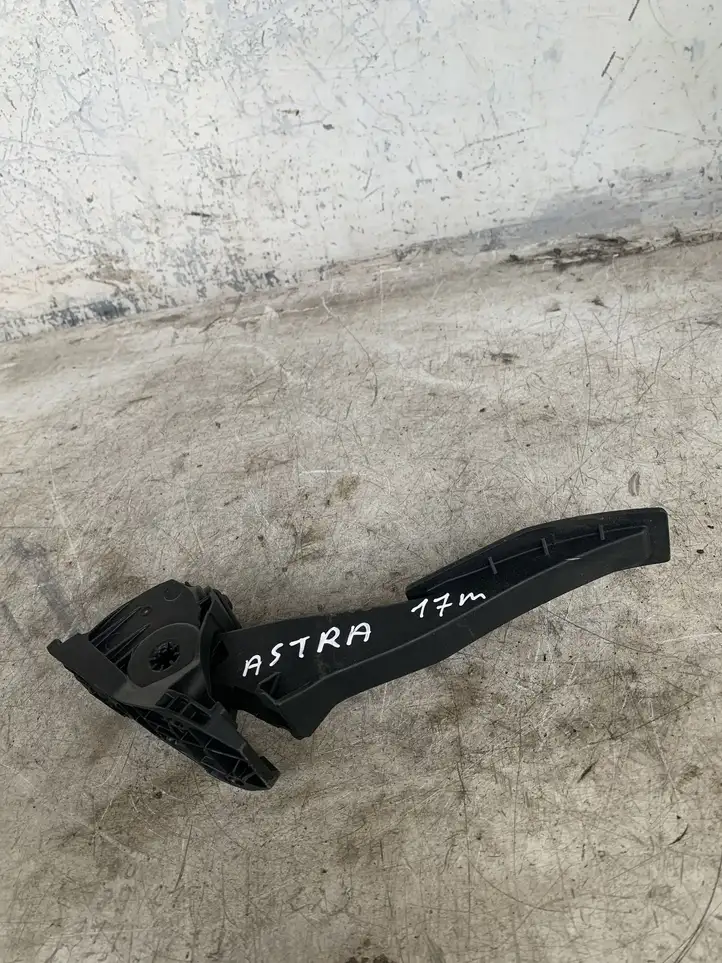 Opel Astra K (2015 - 2020) 13373776 Педаль акселератора — фото 1