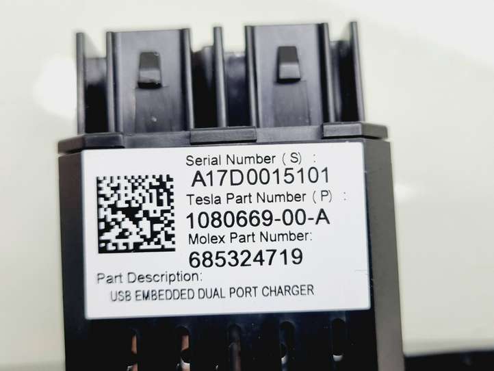 Tesla Model S (2016 - 2021)  108066900A Разъем USB