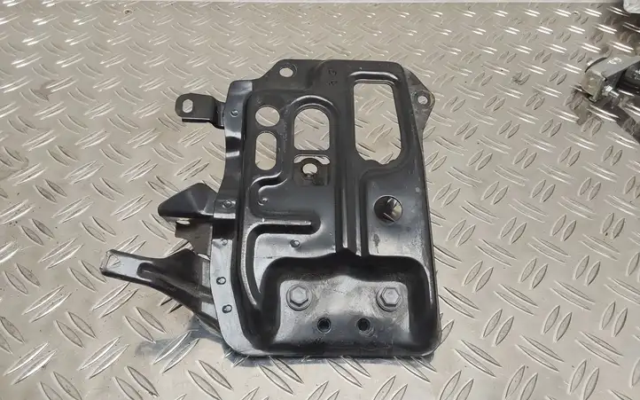 Toyota Verso (2012 - 2015) Площадка аккумулятора — фото 1