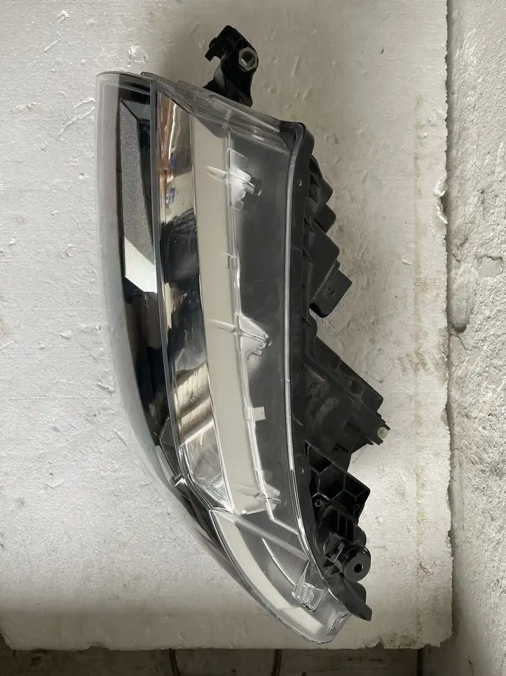 Volkswagen Crafter (2016 - ) Передняя фара — фото 2