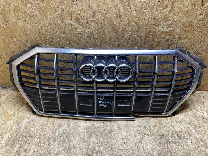 Audi Q3 8U (2011 - 2014) Верхняя решетка радиатора — фото 1