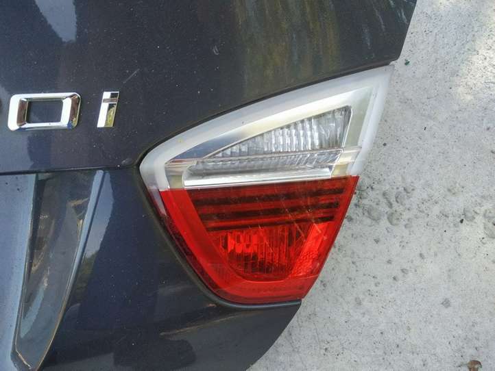 BMW 3 E90 E91 (2005 - 2012)   Задний фонарь в крышке багажника