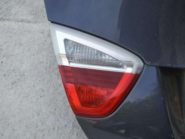 BMW 3 E90 E91 (2005 - 2012)   Задний фонарь в крышке багажника