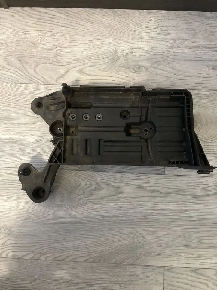 Audi A3/S3 8V (2016 - 2020) 5Q0915321 Площадка аккумулятора — фото 1