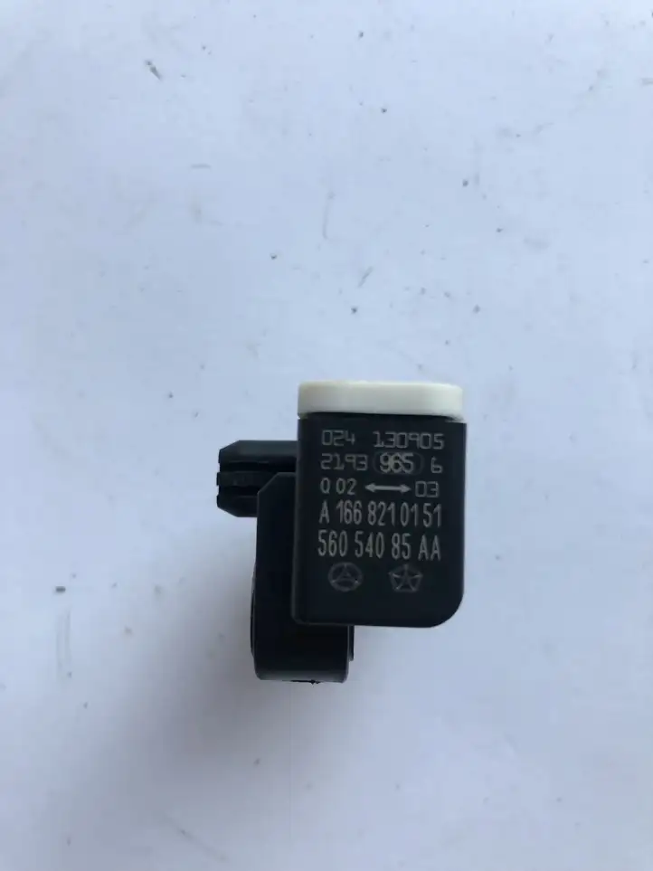 Mercedes-Benz A W176 (2012 - 2018) A1668210151 Датчик удара SRS — фото 2