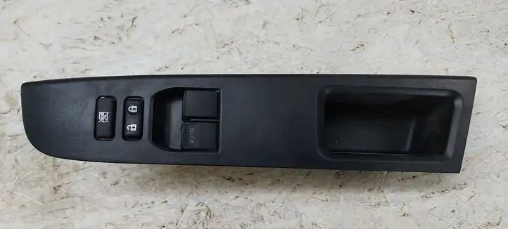 Toyota Yaris (2014 - 2019) 742320D670 Кнопка стеклоподъемников — фото 1