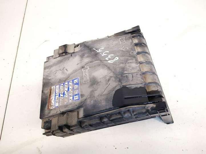 Volkswagen PASSAT B6 (2005 - 2010)  1k0937132f Крышка ящика предохранителей