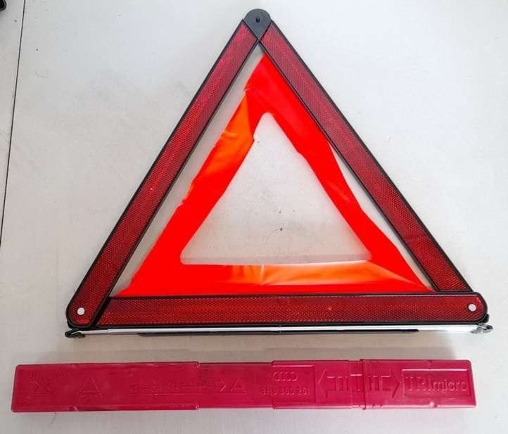 Audi A4 (2004 - 2009)  8H0860251 Аварийный знак
