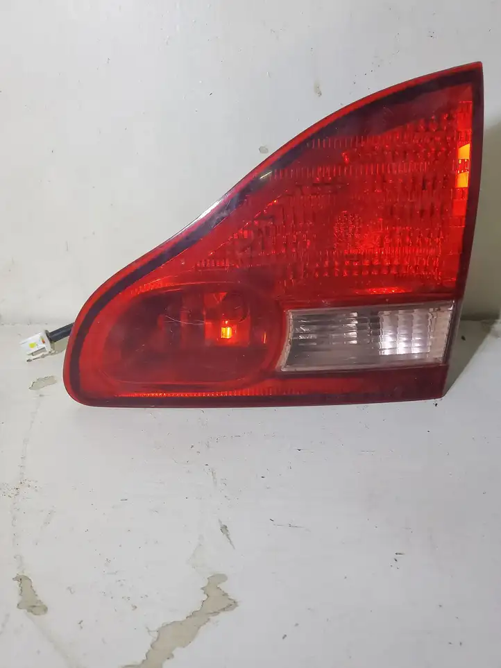 Toyota Avensis Verso (2001 - 2004) 4441 Задний фонарь в крышке багажника — фото 1