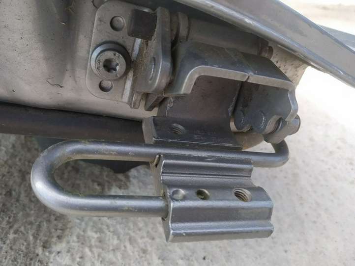 Audi A6 (2004 - 2008)   Нижняя петля задней двери