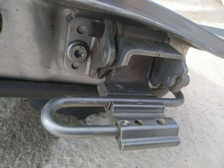 Audi A6 (2004 - 2008)   Нижняя петля задней двери