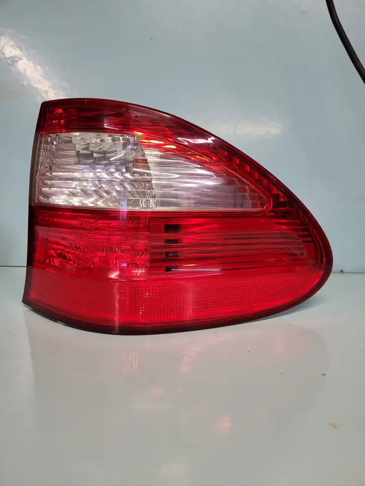 Mercedes-Benz E W211 (2002 - 2009) A2118201664 Задний фонарь в кузове — фото 1