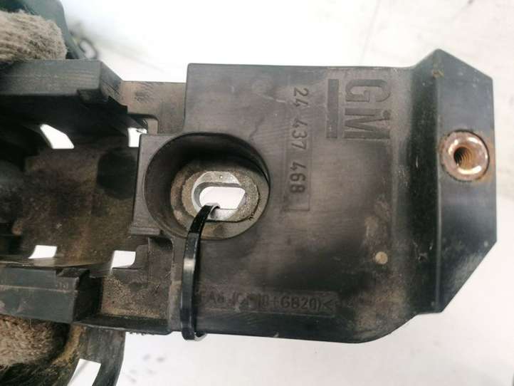 Opel Vectra (2002 - 2005)  24437468 Крышка ящика предохранителей