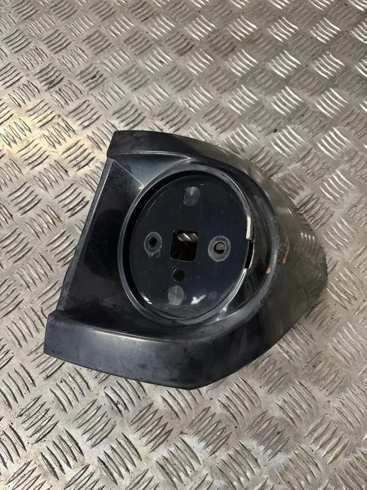 (2025 - ) Держатель лампы заднего фонаря — фото 1