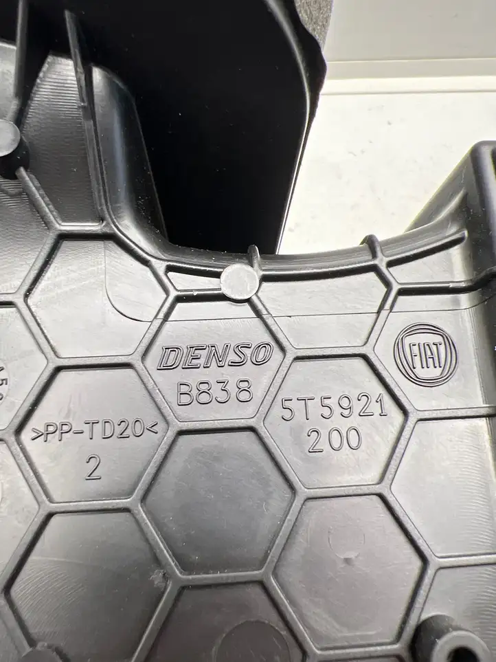 Jeep Compass (2017 - ) 5T5920300 Крышка микрофильтра воздуха — фото 3