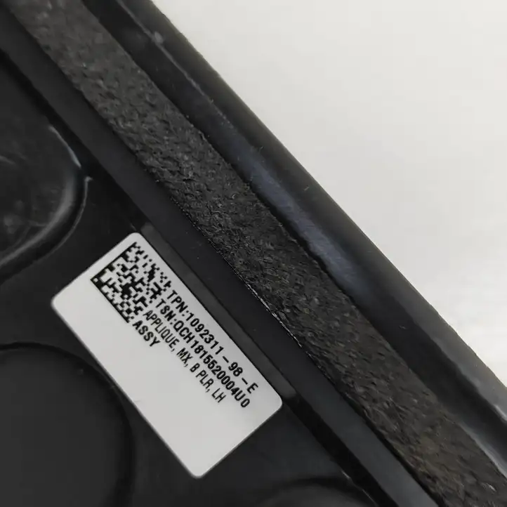 Tesla Model X (2015 - 2021) 109231198E Накладка стекла задней двери — фото 3