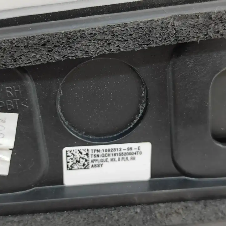 Tesla Model X (2015 - 2021) 109231298E Накладка стекла задней двери — фото 5