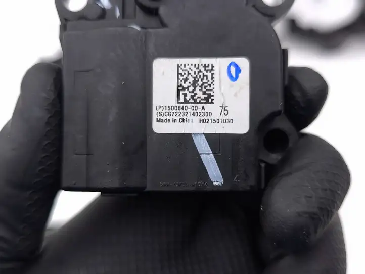 Tesla Model Y (2019 - 2024) 150062700A Двигатель задвижки потока воздуха — фото 5