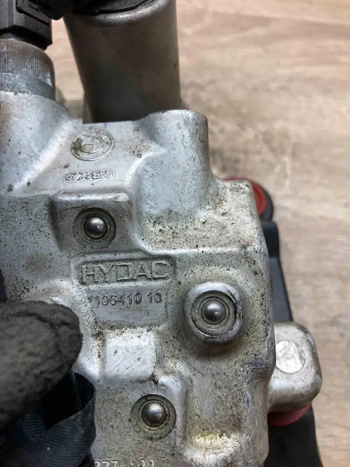BMW 5 F10 F11 (2009 - 2016) 6775258 Клапанный блок активного стабилизатора — фото 3