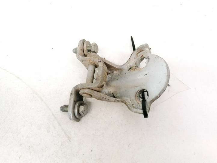 Mitsubishi Carisma (1999 - 2004)   Нижняя петля задней двери