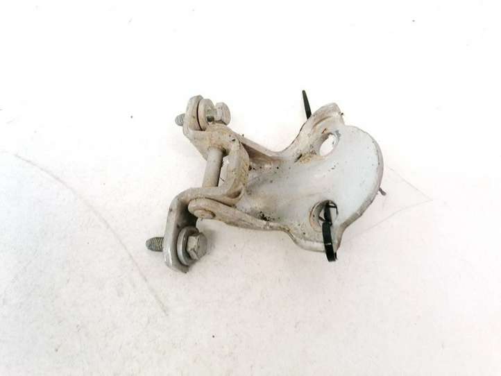 Mitsubishi Carisma (1999 - 2004)   Нижняя петля задней двери