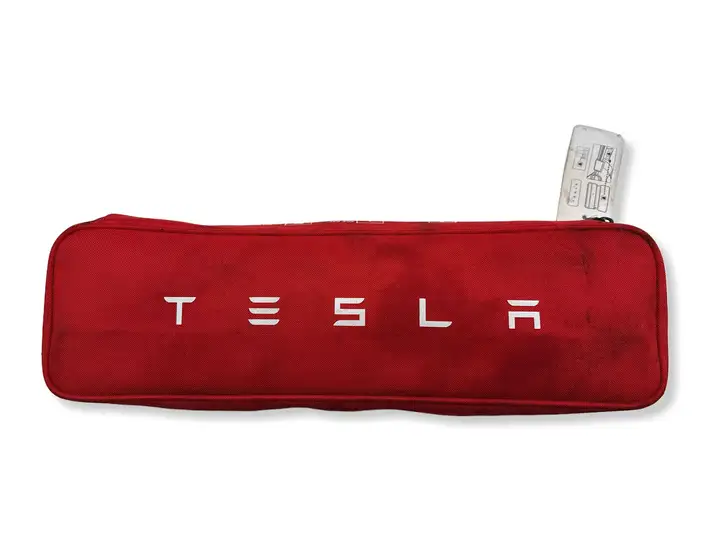 Tesla Model Y (2019 - 2024) P147507600D Автомобильная аптечка — фото 1