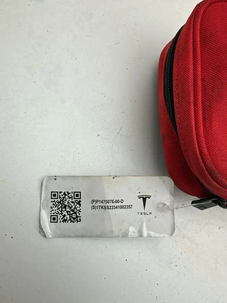 Tesla Model Y (2019 - 2024) P147507600D Автомобильная аптечка — фото 4