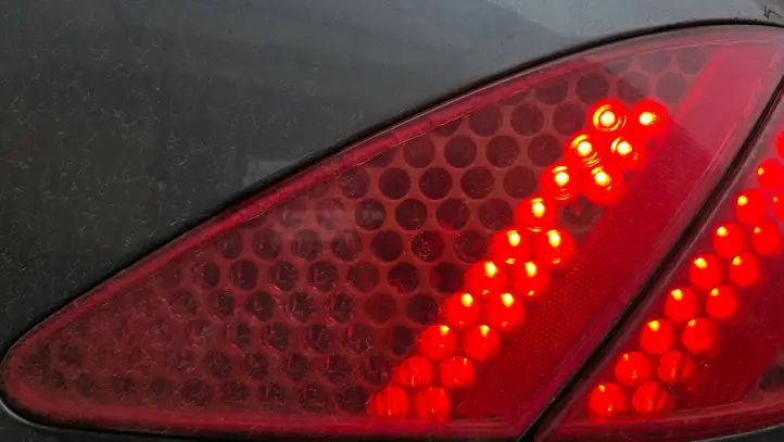 Peugeot 307 CC (2001 - 2005) Задний фонарь в крышке багажника — фото 8