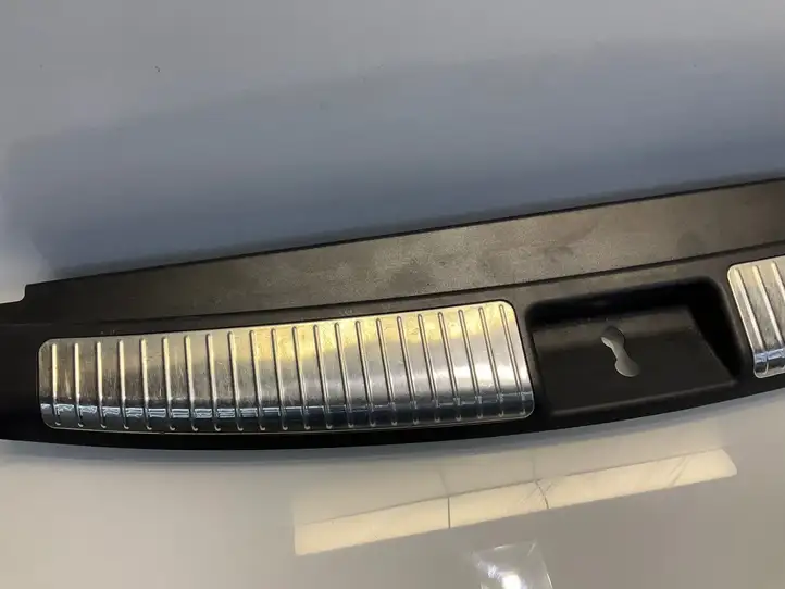 Mercedes-Benz ML W164 (2005 - 2011) A1646900987 Отделка порога багажника — фото 2