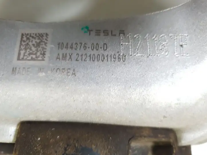 Tesla Model 3 (2017 - 2023) 1044376-00-D Верхняя опора пружины — фото 3