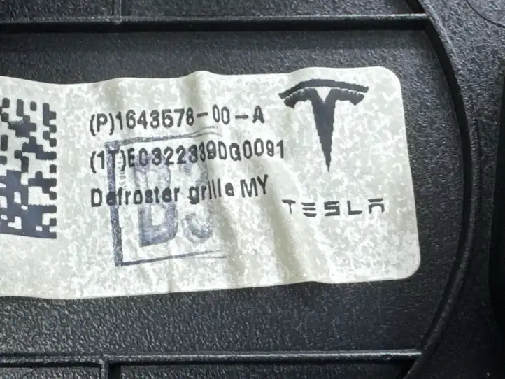 Tesla Model Y (2019 - 2024) 164357800A Накладка центрального динамика — фото 4