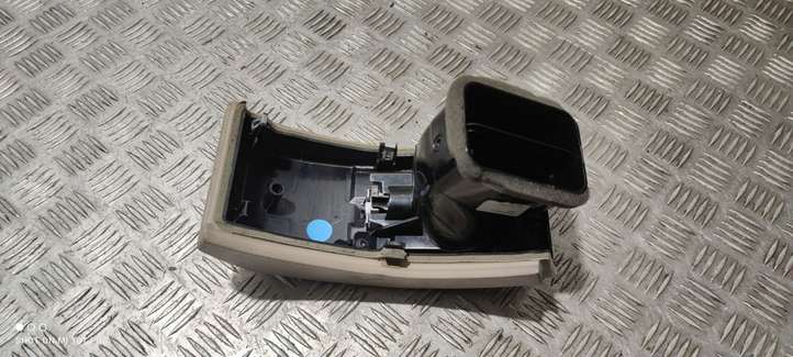Land Rover Discovery (2009 - 2013)  AH22045G10 Воздушная решётка окна
